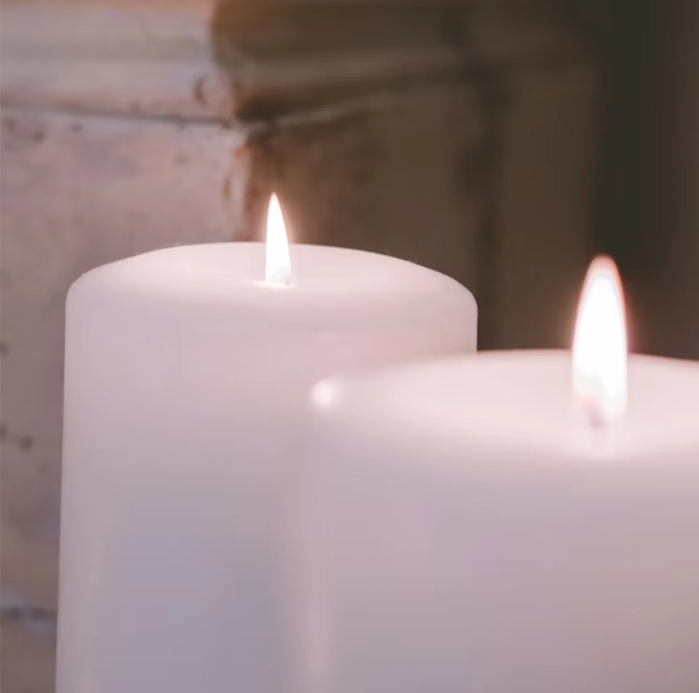 Zwei brennende Kerzen in warmem Licht